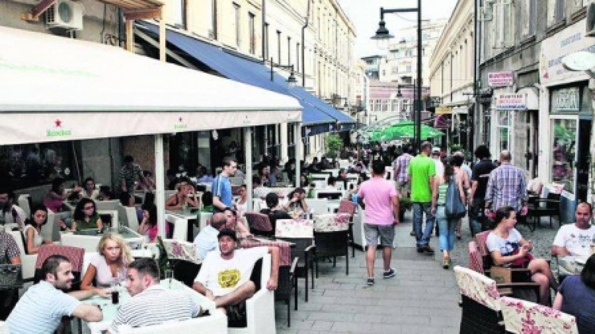 Terasele din Centrul Vechi vor funcţiona până la 4.00. Muzica şi spectacolele doar până la ora 22.00, iar nunţile, interzise