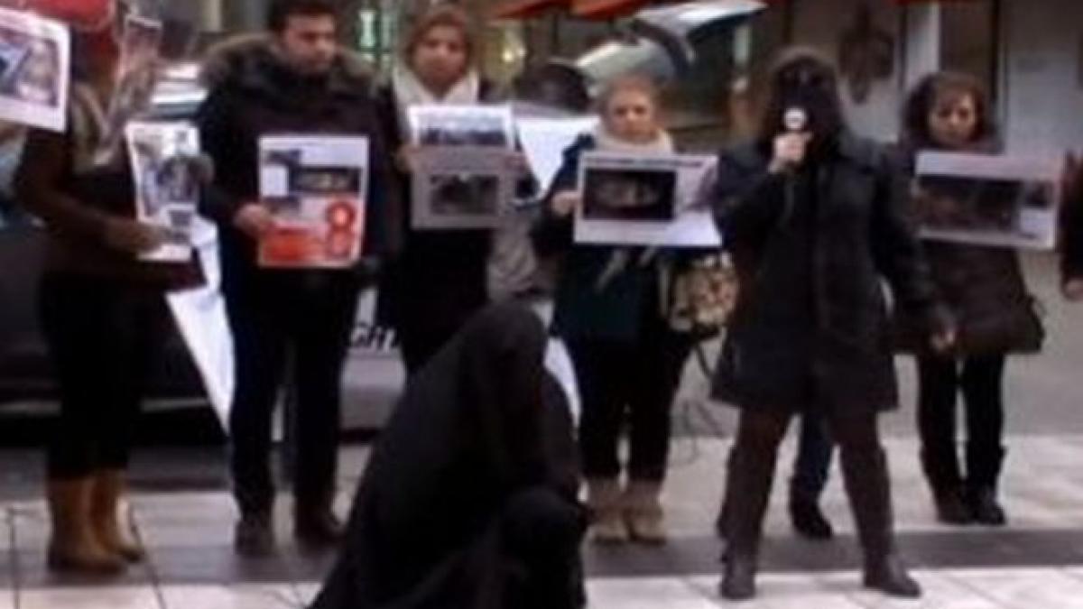 Două femei iraniene s-au dezbrăcat pentru a protesta împotriva Hijabului