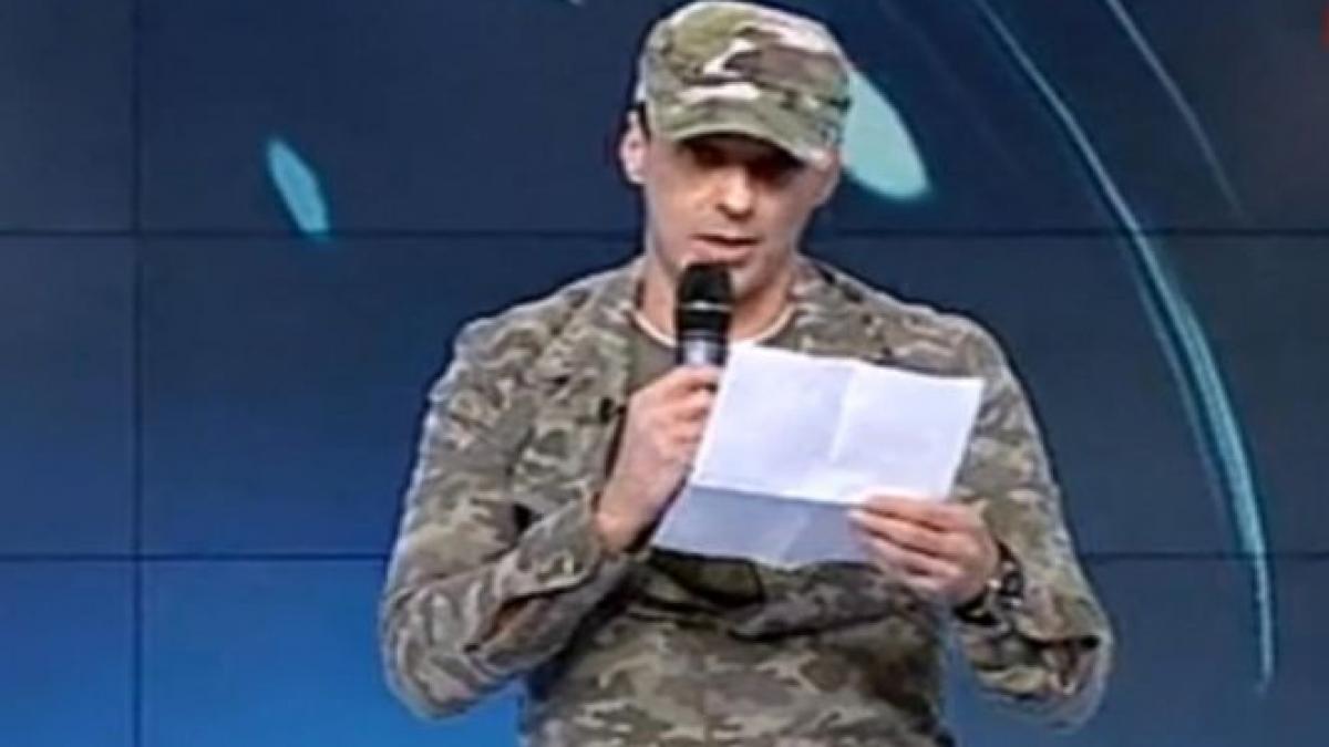 Mircea Badea, deghizat în Colonelul Turcelu, a cântat şi a dansat la Sinteza Zilei