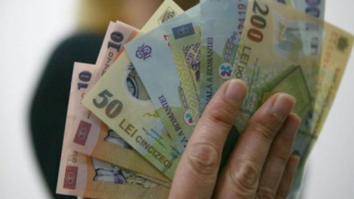 Şi-au compromis onoarea şi locul de muncă pentru 2.000 de lei. Doi poliţişti, prinşi în timp ce luau mită