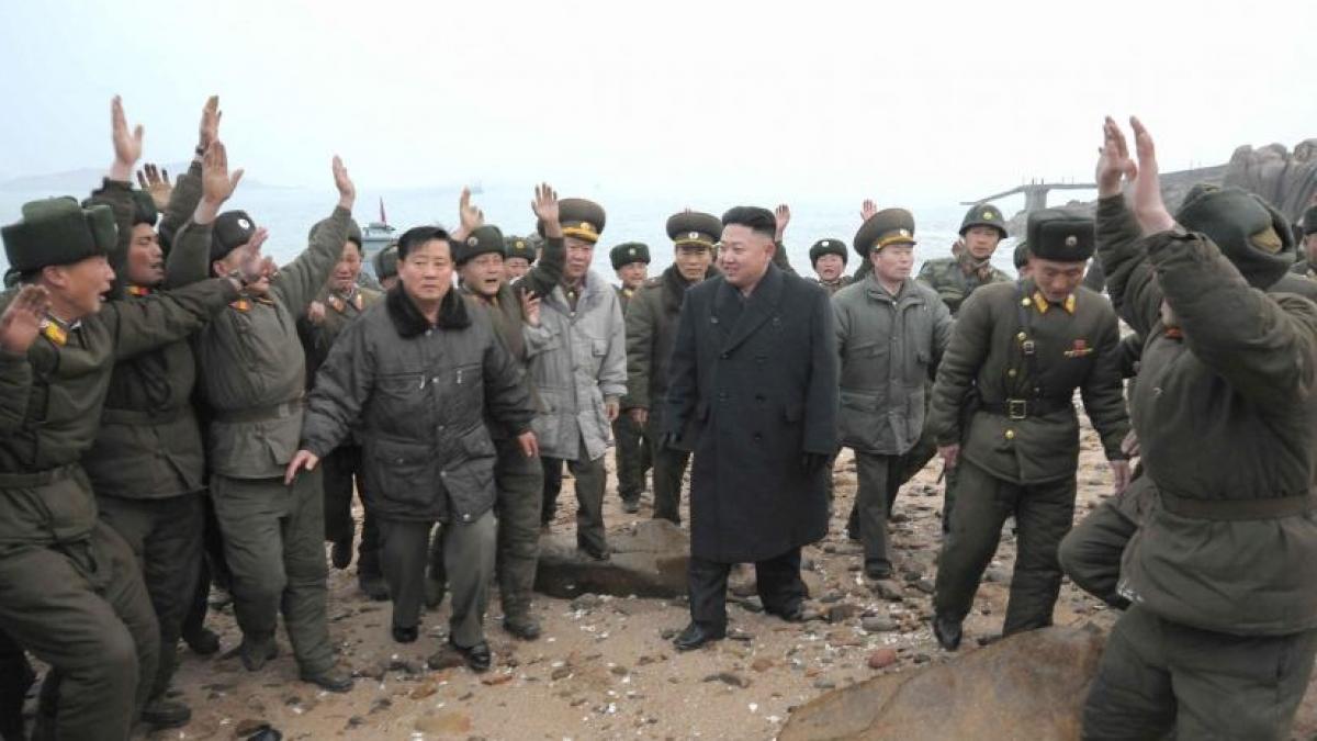 Scene de isterie colectivă în timpul vizitei lui Kim Jong-un pe o insulă nord-coreeană