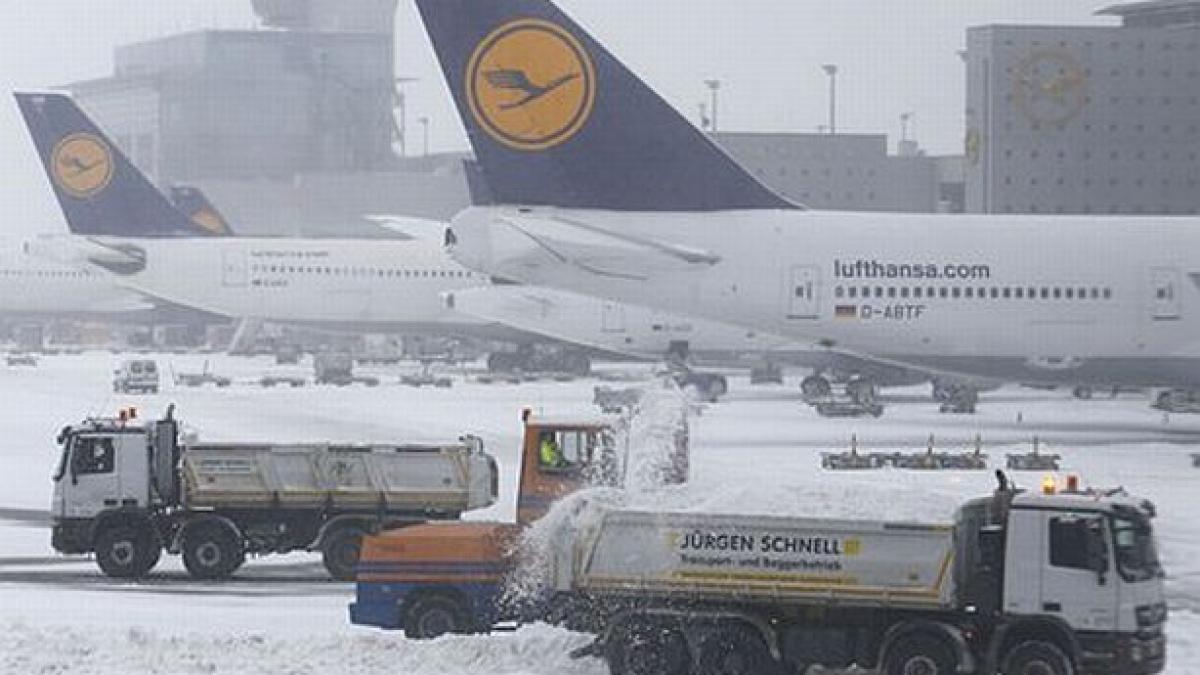 Aeroporturi paralizate, şosele închise şi curse feroviare suspendate din cauza ninsorilor abundente. Iarnă în toată regula în vestul continentului