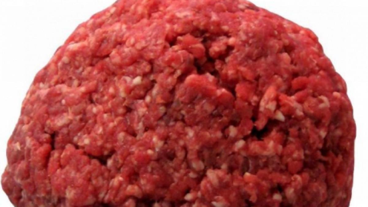 200 de kilograme de carne care ar putea fi de cal, descoperite într-un magazin din Bucureşti