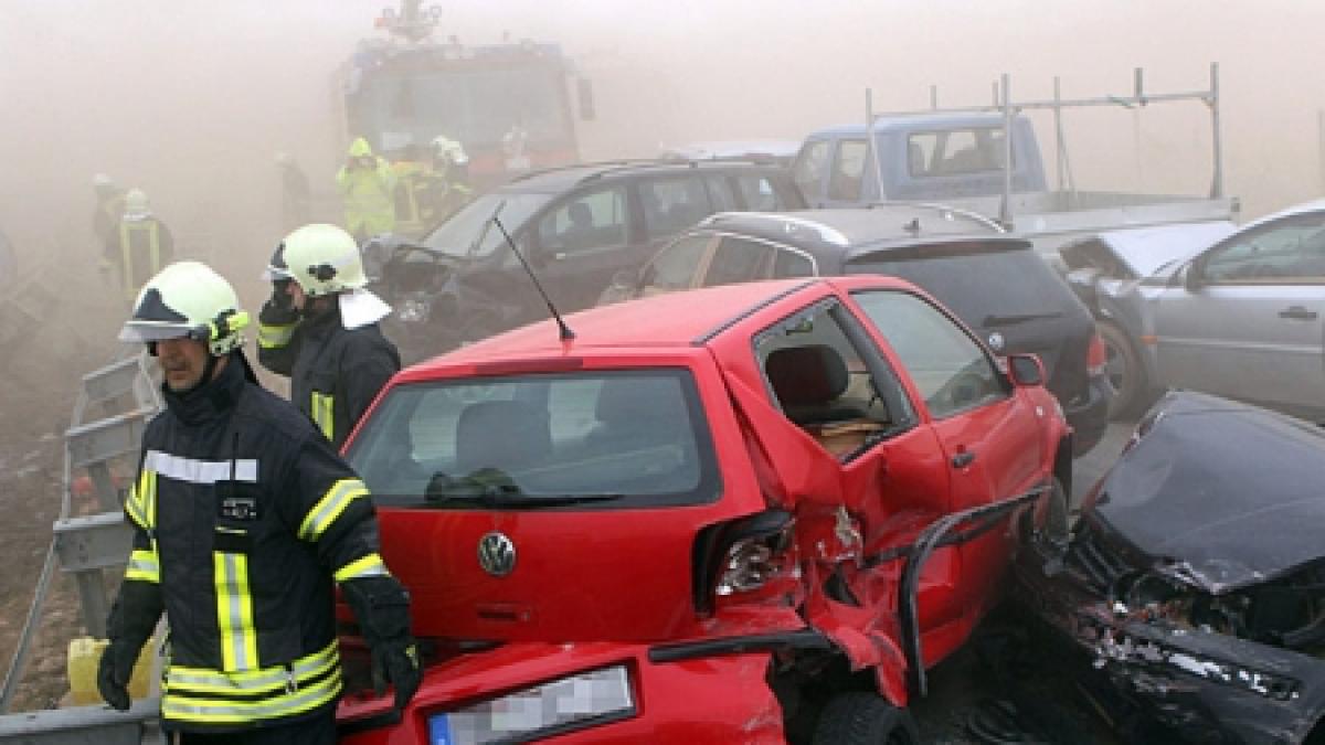 Accident în lanţ pe o autostradă din Ungaria. Peste 40 de maşini implicate