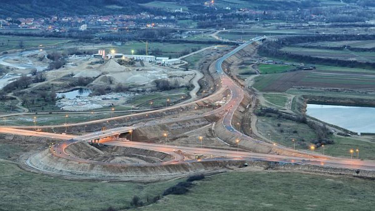 Accidente în lanţ pe A1 din cauza vremii. Mai multe maşini s-au ciocnit pe autostradă. SMURD-ul a acordat primul ajutor