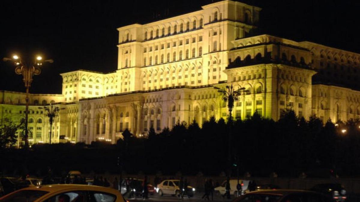 Palatul Parlamentului, iluminat în verde în weekend, cu ocazia celebrării Zilei Sfântului Patrick