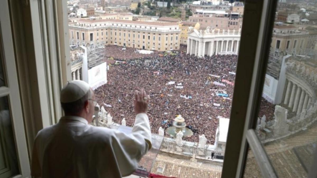 Papa Francisc a fost ovaţionat de 150.000 de persoane venite la prima sa rugăciune Angelus