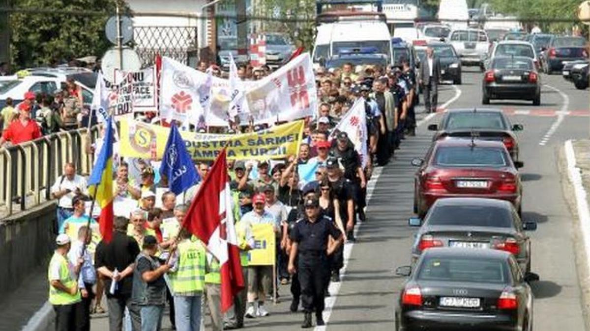 Protest cu scandal la Mechel. Manifestanţii au blocat drumul european care trece prin faţa combinatului