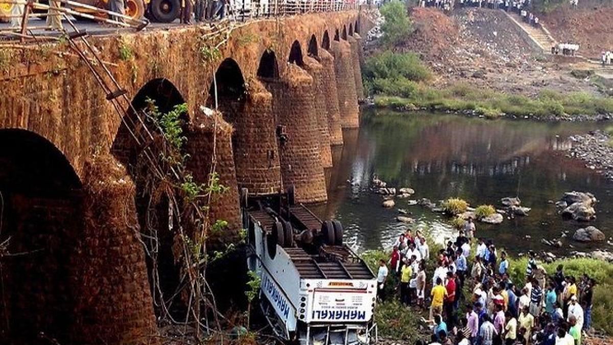 37 de morţi într-un DEZASTRU rutier petrecut în India