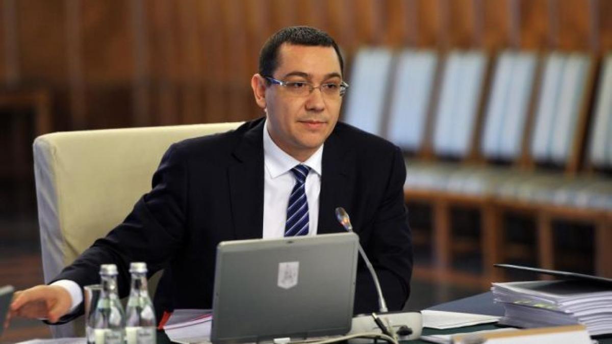 Victor Ponta consideră „inacceptabil” gestul fanilor echipei Rapid de a da foc steagului Ungariei