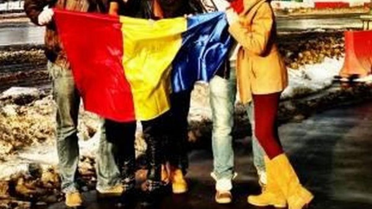 Copii români umiliţi pentru că au îndrăznit să poarte tricolorul. Au fost puşi să stea în genunchi şi au fost loviţi