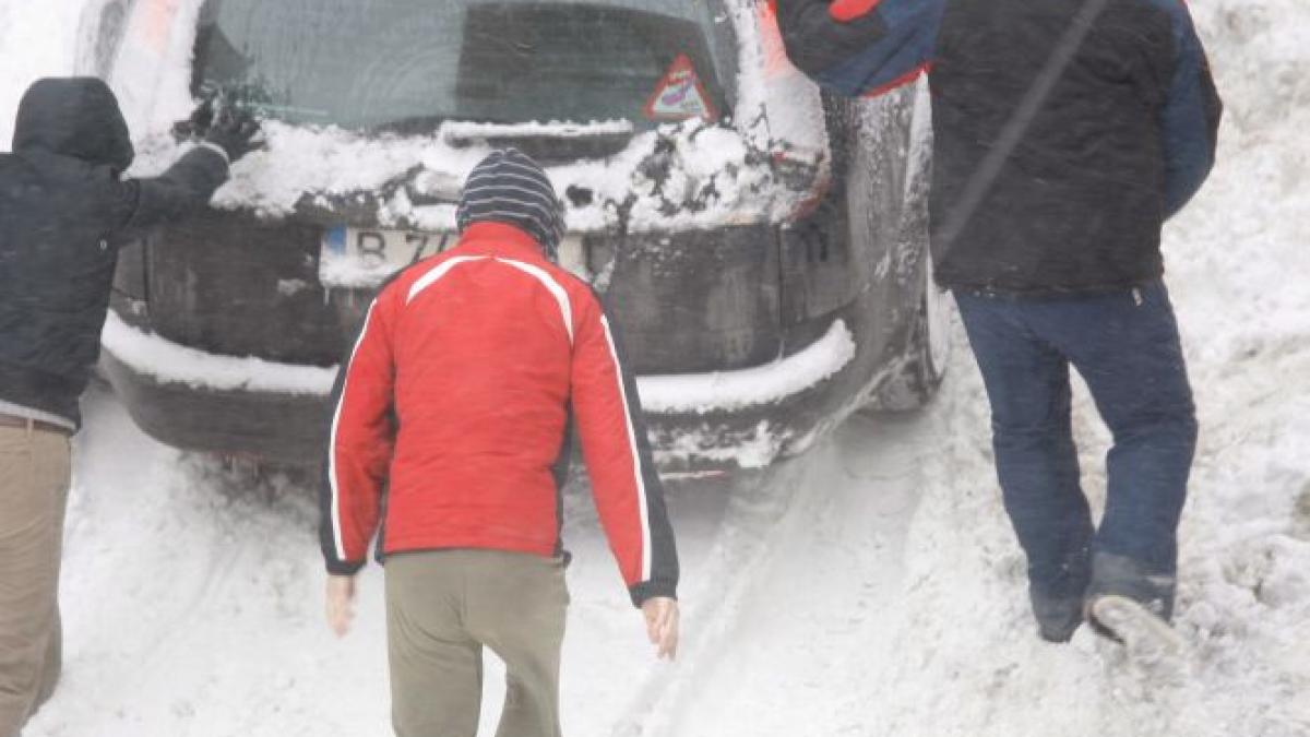 Ninsorile puternice dau peste cap traficul. Află care sunt drumurile cu probleme