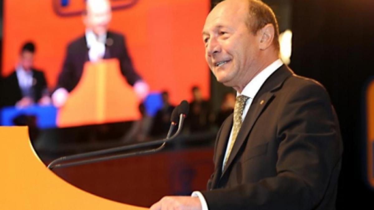 Mircea Badea parodiază &quot;mesajul de la perdea&quot; al lui Traian Băsescu