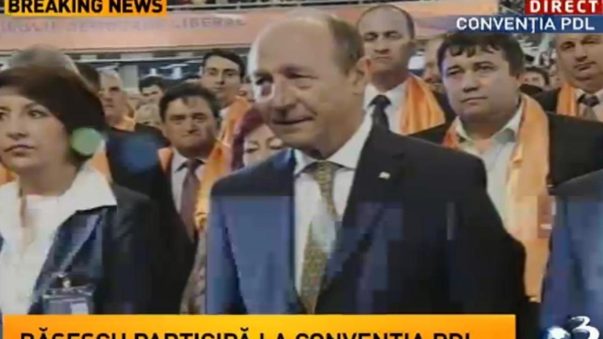 Preşedintele Traian Băsescu, întâmpinat de protestatari şi susţinători, la Convenţia PDL