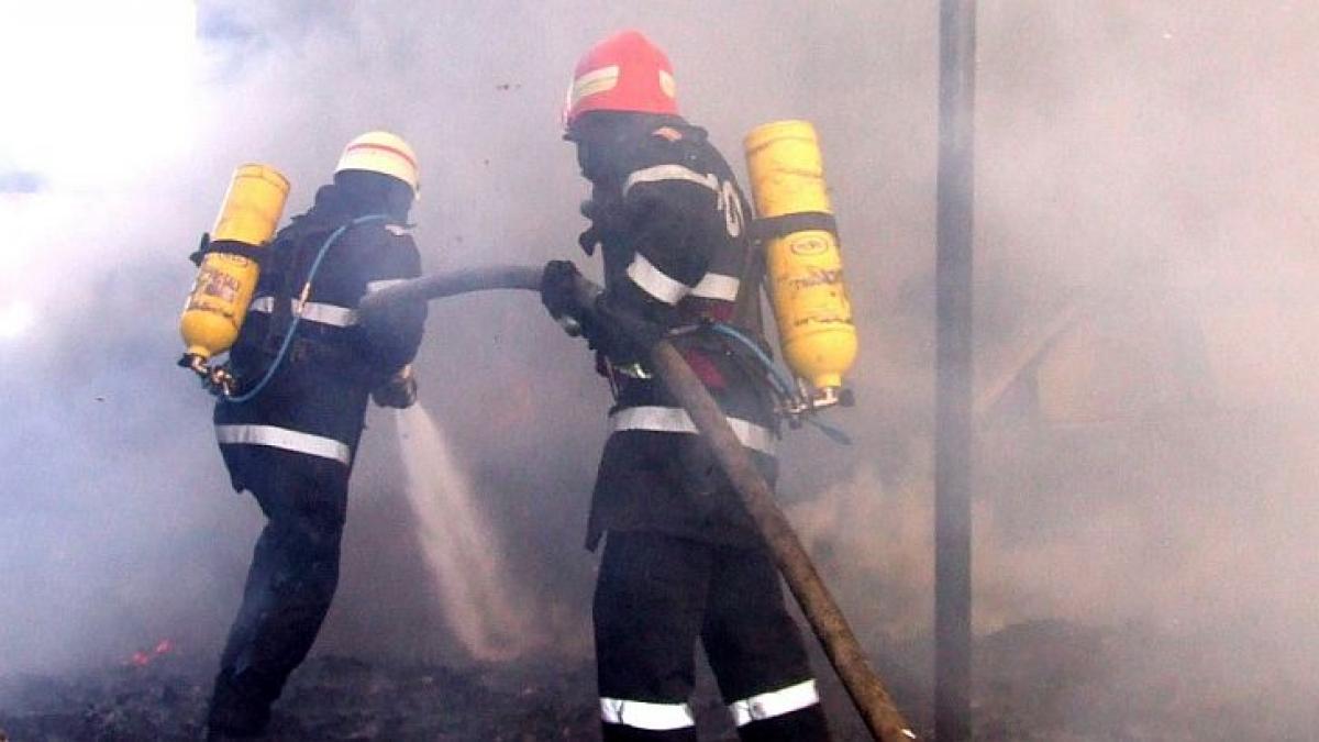 Munca de-o viaţă a acestui bărbat, distrusă în 30 de minute. Un incendiu devastator a făcut scrum un depozit de cherestea