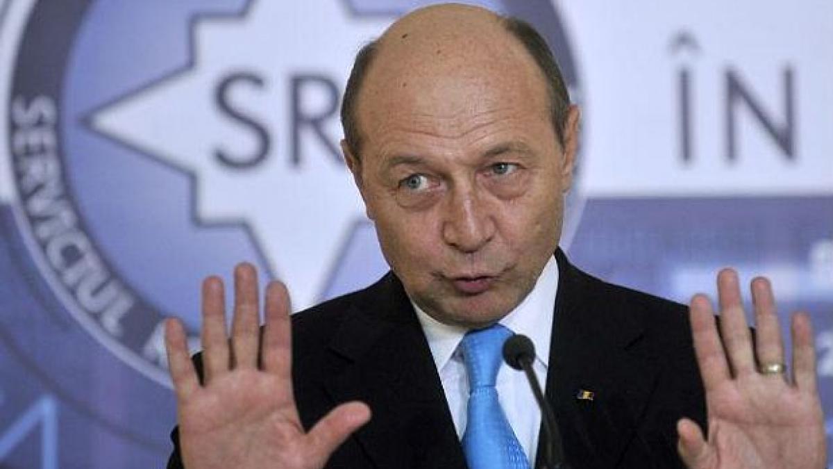 Traian Băsescu l-a decorat pe Maior. Preşedintele participă la bilanţul pe 2012 al Serviciului Român de Informaţii