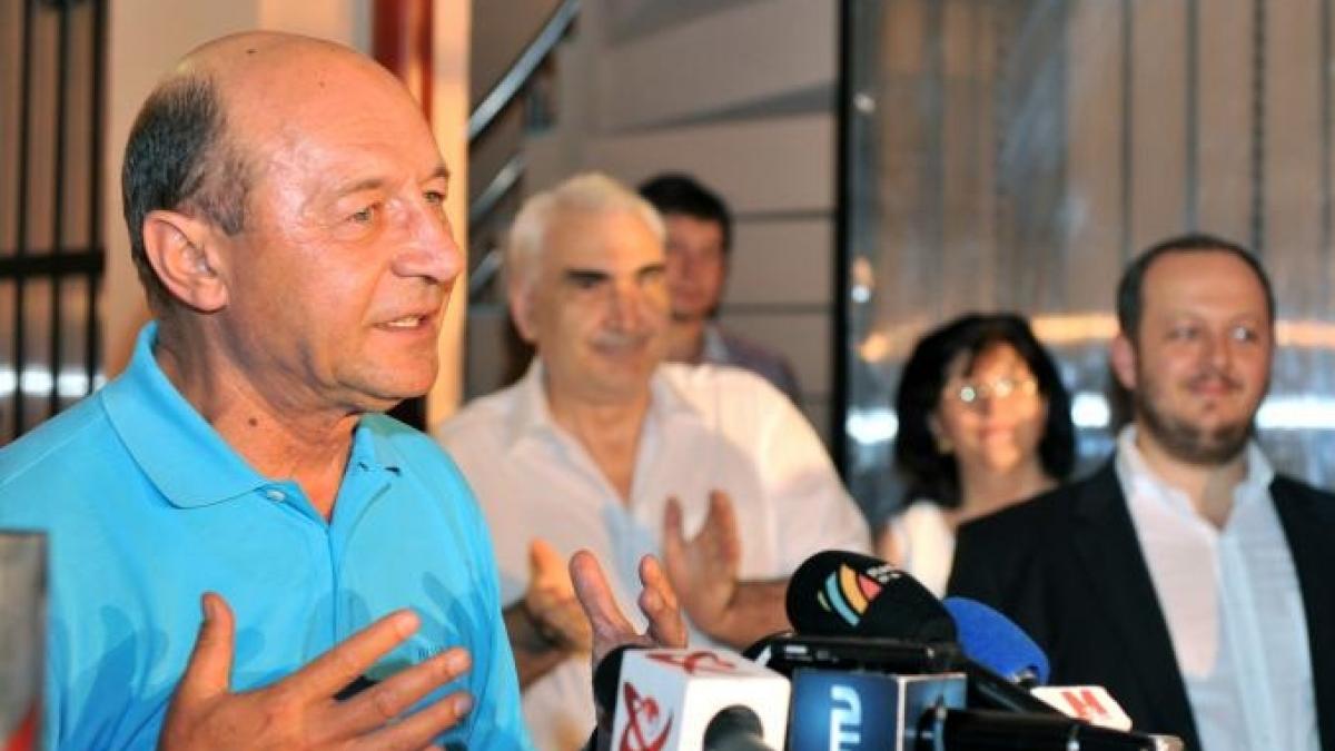 Băsescu le mai cere încă o dată românilor să NU meargă la vot, de această dată privind validarea Constituţiei