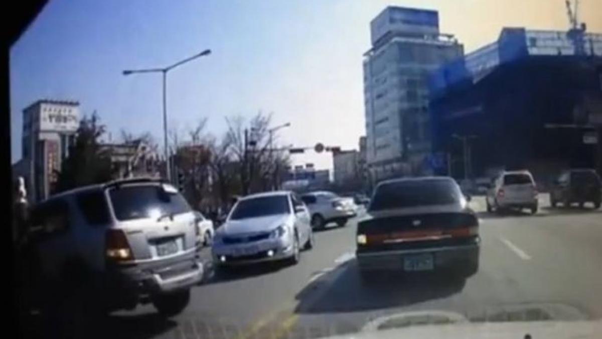 Ca-n Stan şi Bran! O şoferiţă asiatică a provocat un accident STUPID