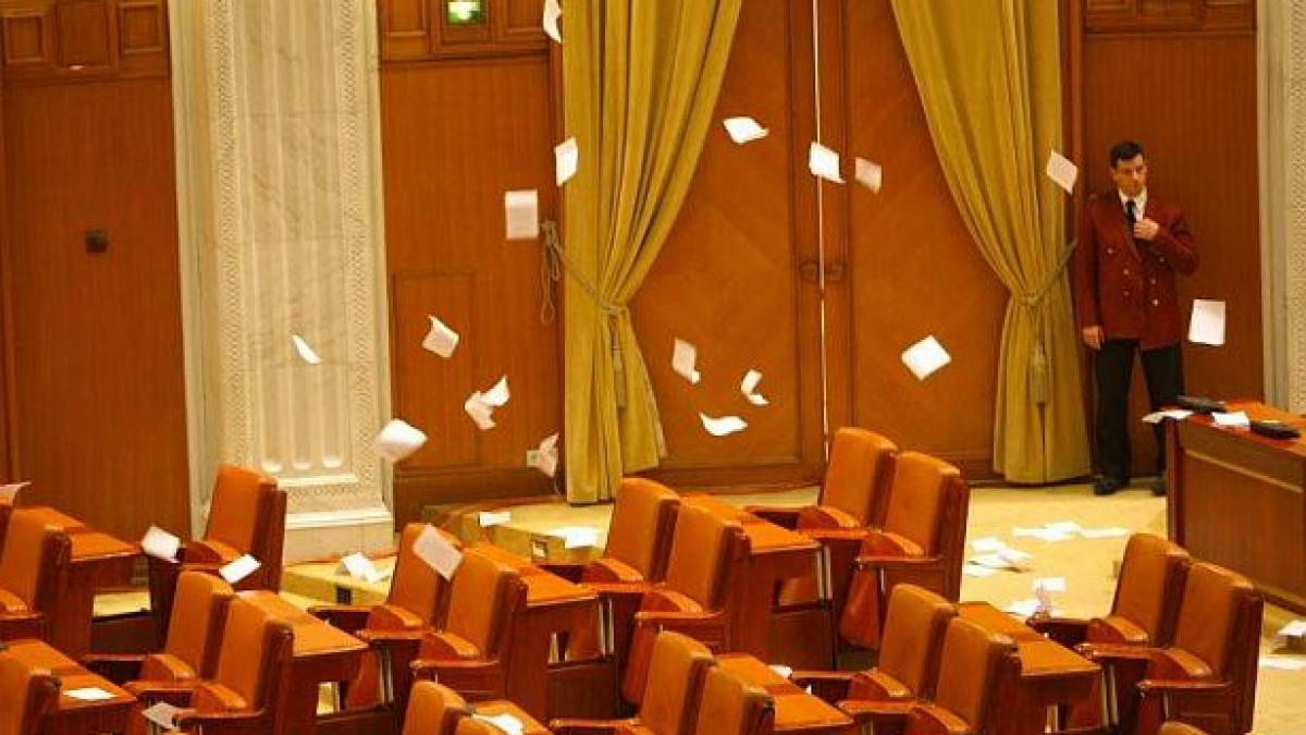 Din &quot;solidaritate&quot; faţă de colegii lor catolici, TOŢI parlamentarii şi-au luat liber. Bătea vântul pe holurile Parlamentului