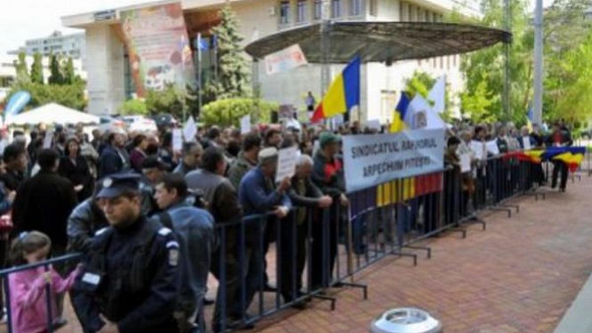 Peste 1.500 de angajaţi au protestat la Oltchim. Un angajat al combinatului a fost lovit de o maşină în timpul mitingului