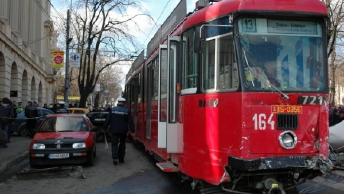 ANAF vinde la licitaţie tramvaiele din Iaşi. Vezi care e preţul de pornire