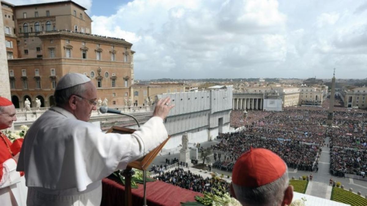 Papa Francisc îndeamnă credincioşii să transforme ura în iubire şi războaiele în pace