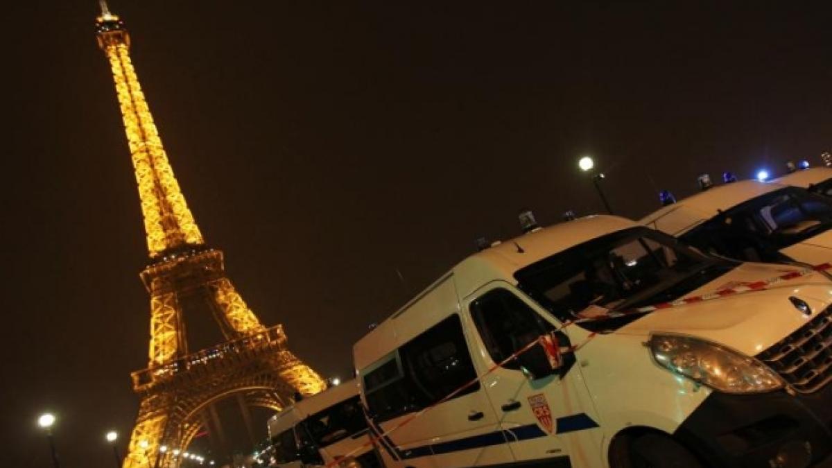 Turnul Eiffel a fost evacuat, sâmbătă seară, din cauza unei alerte false cu bombă