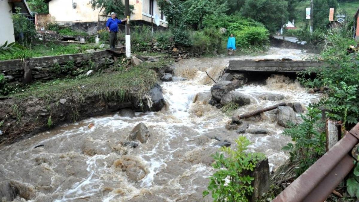 CODUL PORTOCALIU de inundaţii, prelungit până luni la 12.00. Vezi zonele afectate