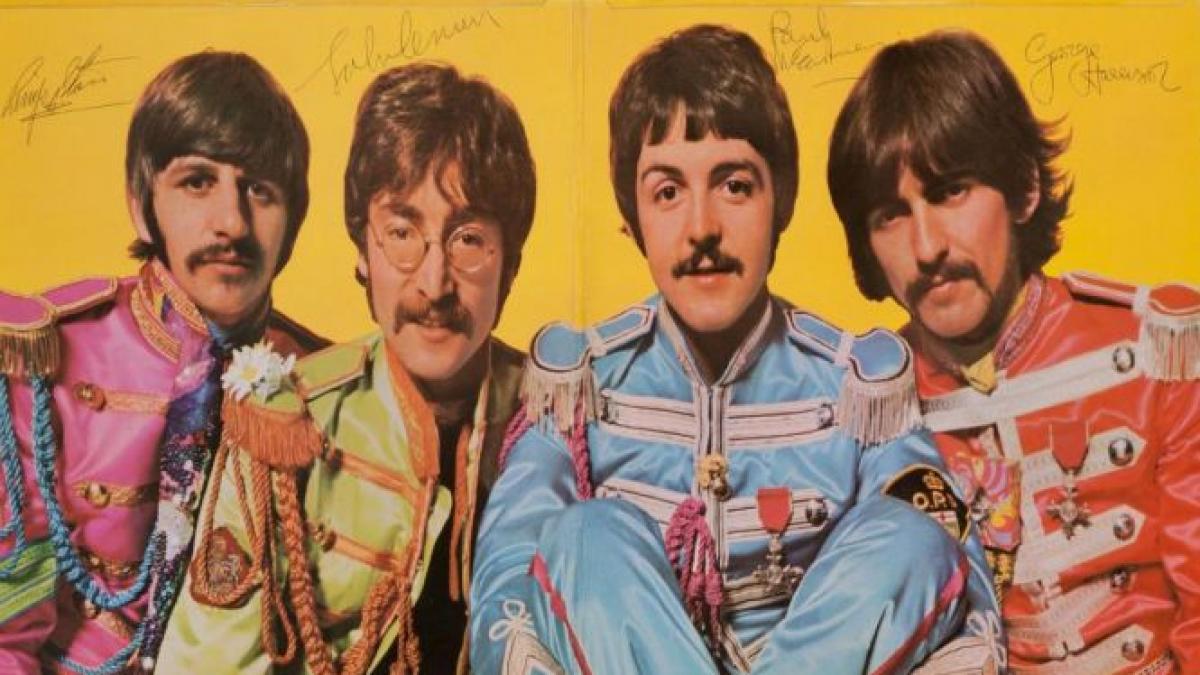 O copie a unui album celebru al trupei The Beatles, vândută cu aproape 300.000 de dolari