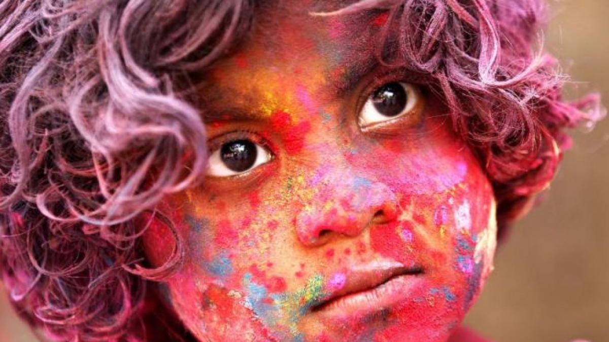 Veselie şi extaz vizual, într-o lume gri. Imagini senzaţionale de la Festivalul Holi al Culorilor