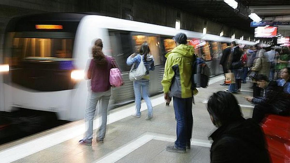 Cu un singur SMS intri la metrou. Bucureştenii vor putea cumpăra călătorii la metrou, cu ajutorul telefonului mobil