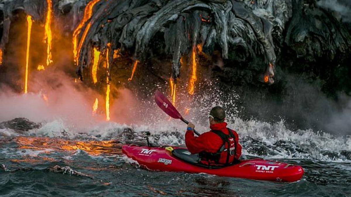 Imagini spectaculoase din râul de lavă. Trei bărbaţi au sfidat moartea şi s-au apropiat de cel mai activ vulcan din lume