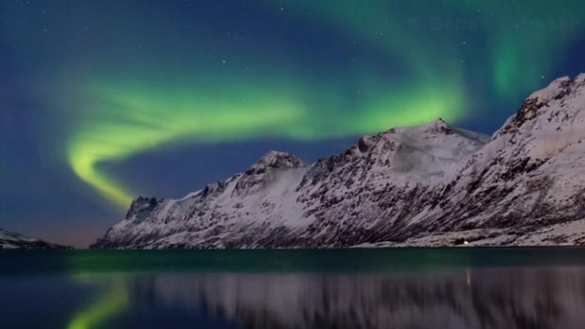 Milioane de oameni au ieşit din case să vadă asta. Dansul dintre o cometă şi aurora boreală