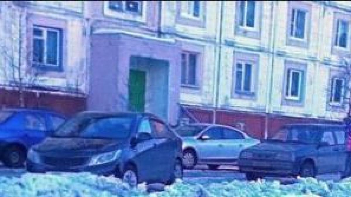 Fotografiile acestea au fost făcute pe 04.04.2013. Cum şi-a găsit şoferul maşina pe care o parcase în faţa blocului