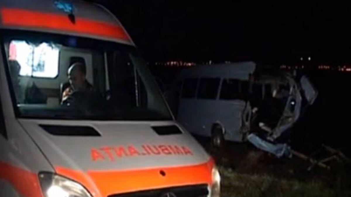 Accident de microbuz în Prahova. O femeie a murit şi alte cinci persoane au ajuns la spital