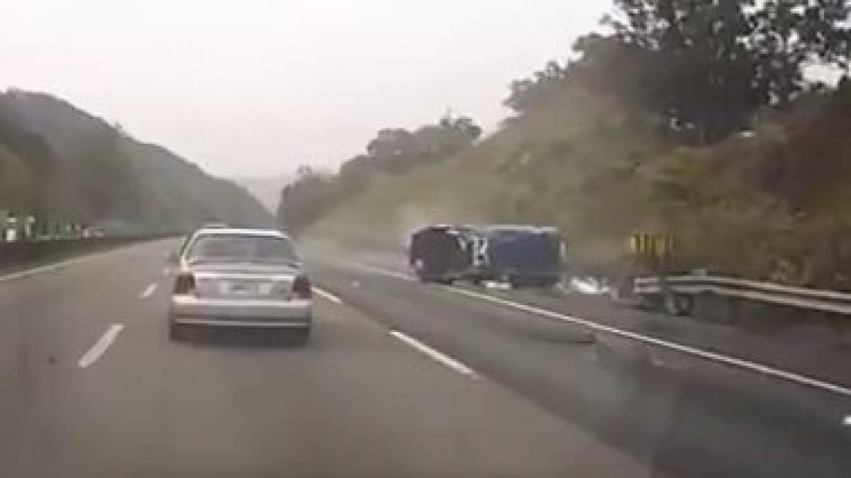 Ca-n filme. Vezi un accident spectaculos pe o autostradă din Taiwan! 