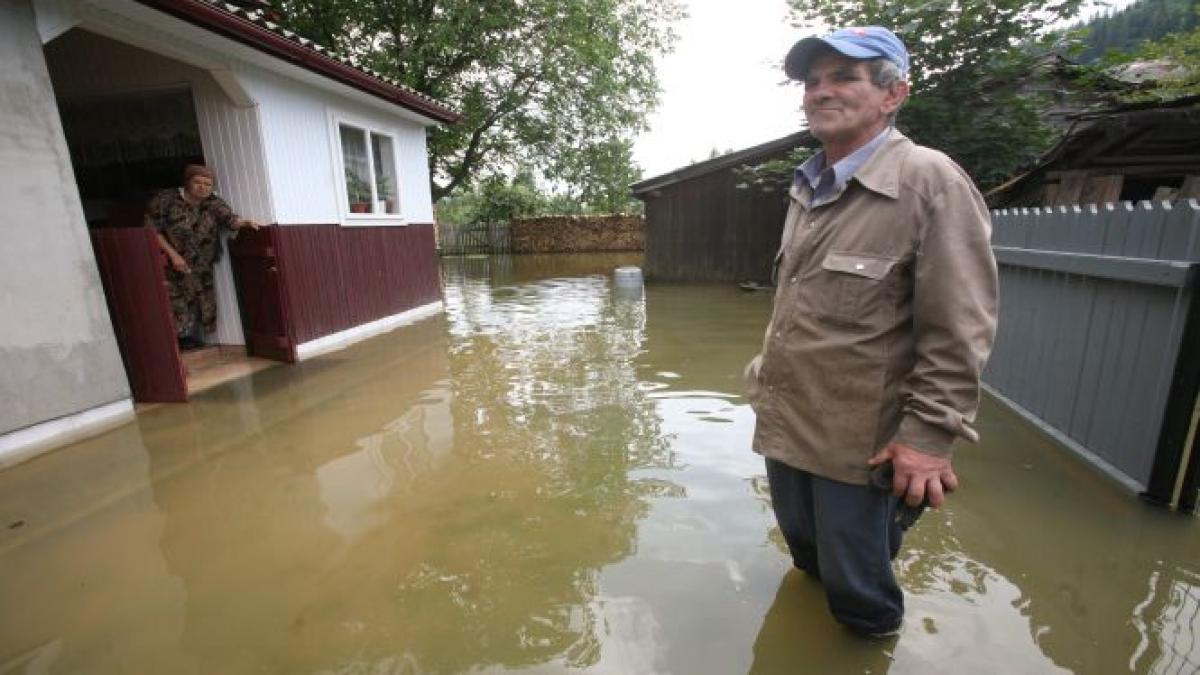 Furia apelor face ravagii: drumuri transformate în râuri, oameni izolaţi de restul lumii, gospodării acoperite de ape