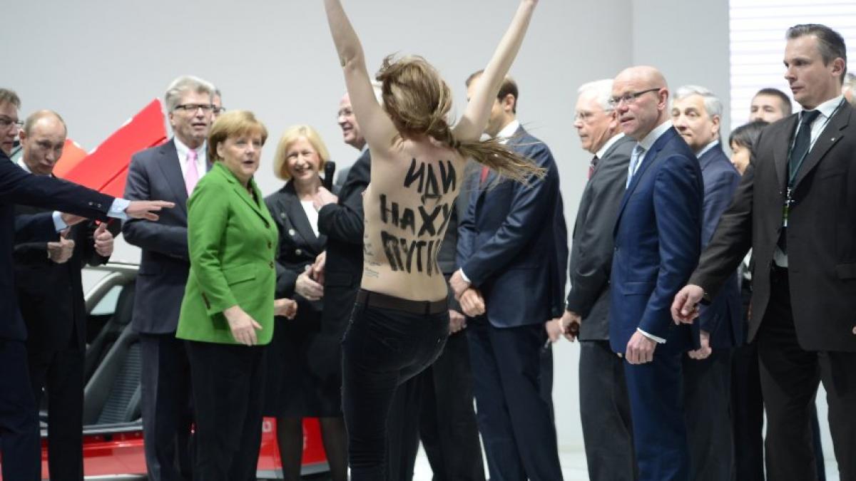 Cu sânii goi în faţa lui Putin. Preşedintele Rusiei a fost atacat de activistele Femen