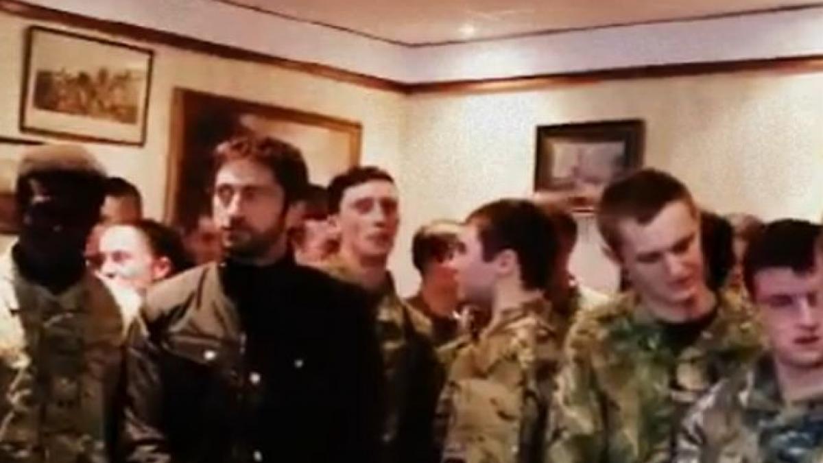 Febra Harlem Shake l-a prins şi pe Gerard Butler