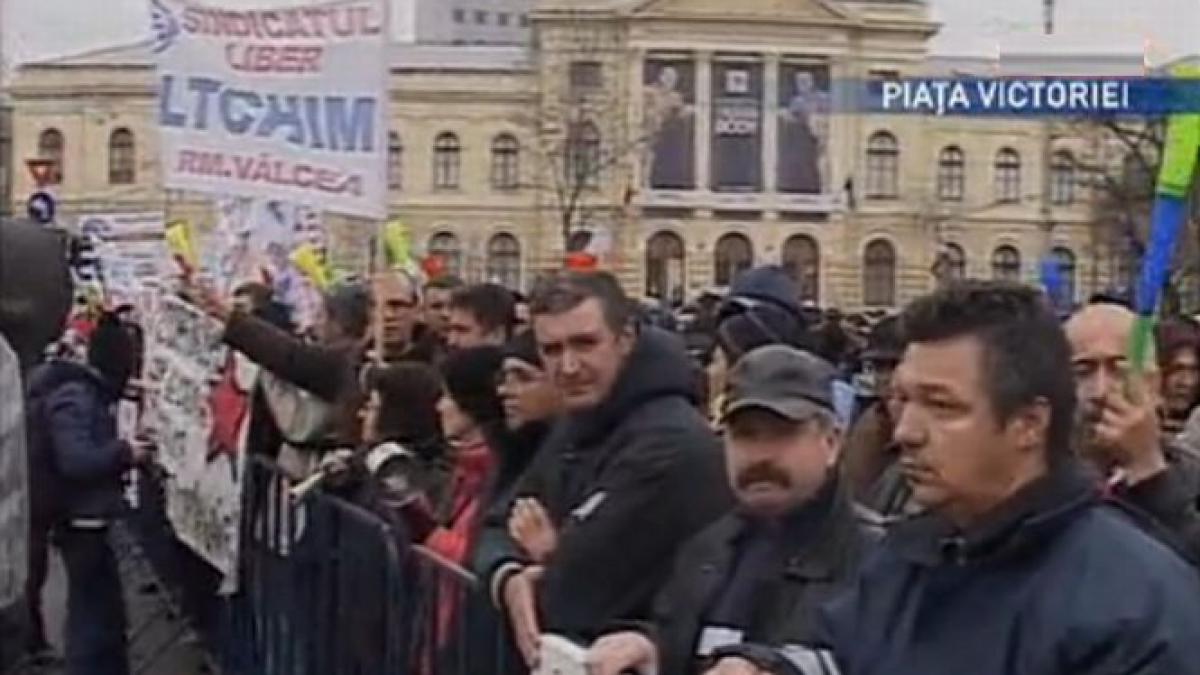 Protestul angajaţilor Oltchim s-a încheiat cu o oră mai devreme decât era prevăzut. Sindicaliştii au venit să protesteze la Guvern