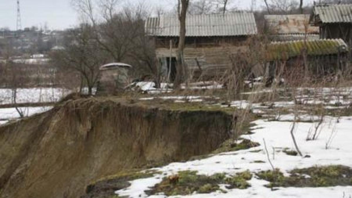 Alunecările de teren, blestemul din satul gorjean Seciurile. Consiliul Judeţean cere evacuarea localnicilor 