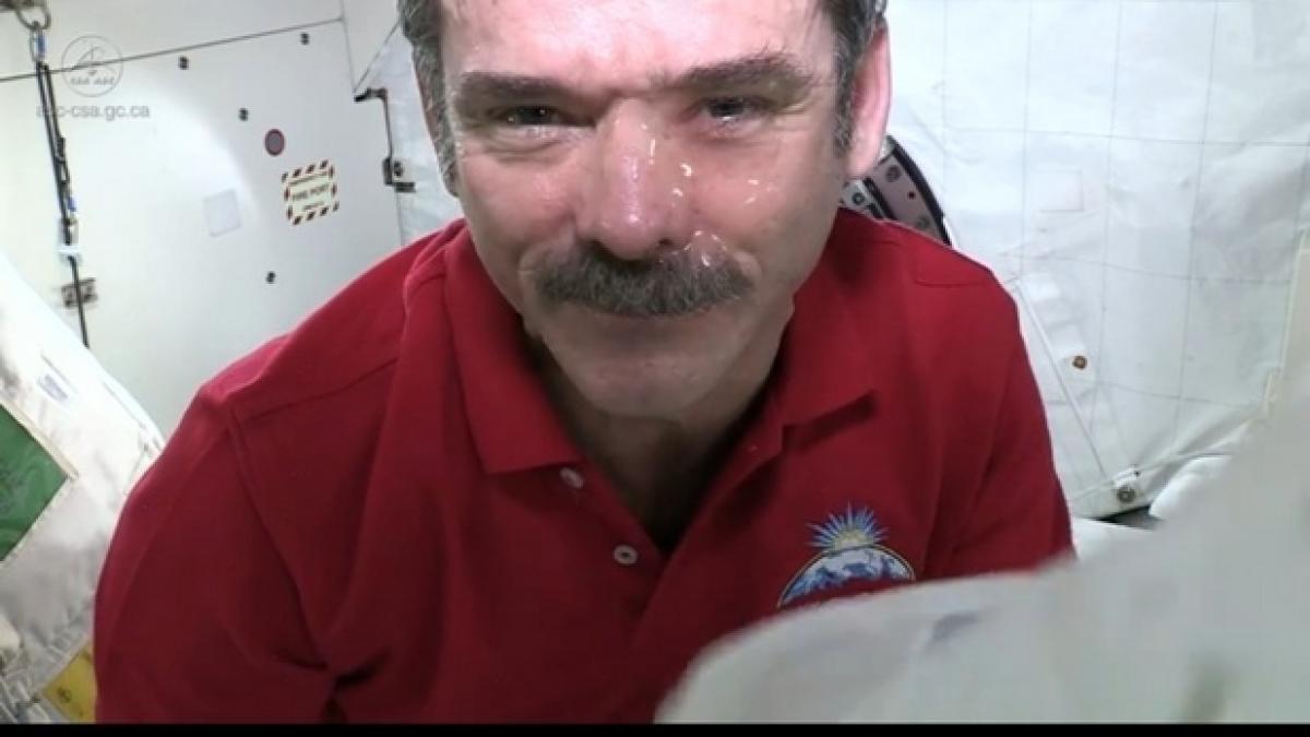 Pe Pământ e un lucru normal, dar în spaţiu e un coşmar. Demonstraţie live cu reacţia unui astronaut care PLÂNGE 