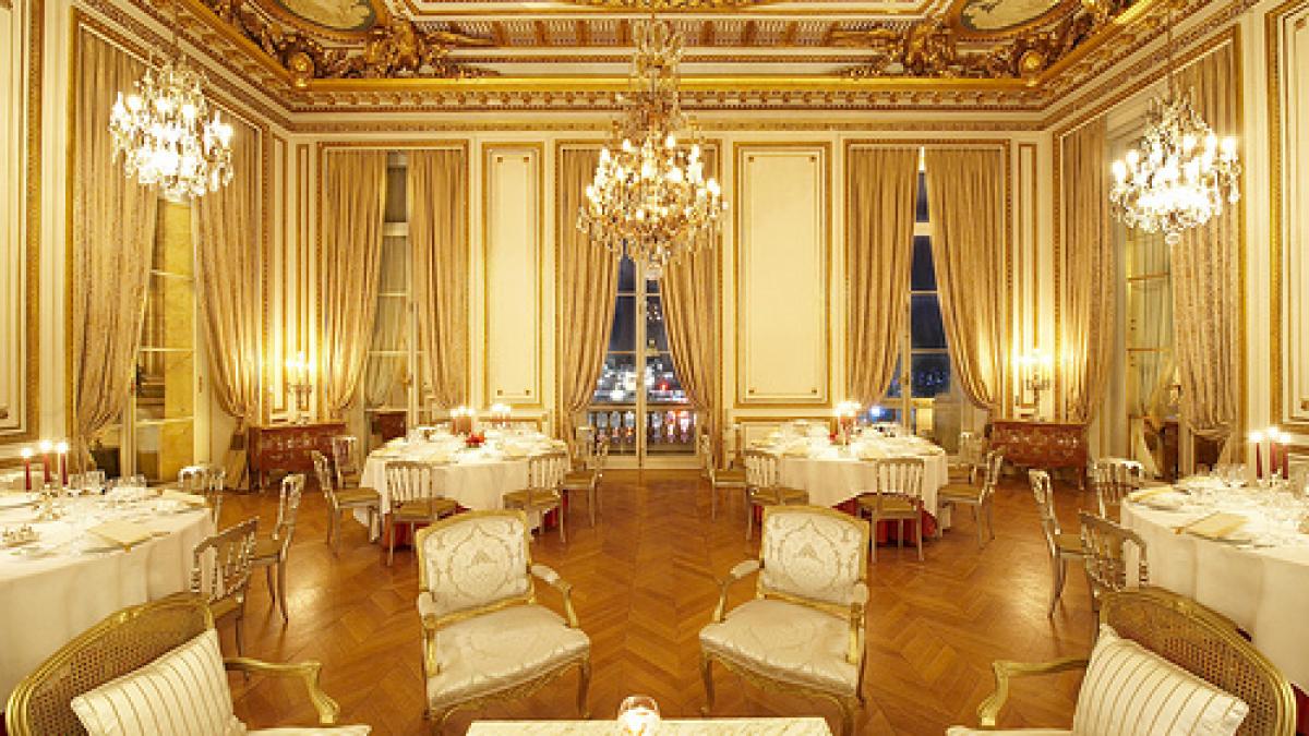 Un hotel de lux din Paris scoate la licitaţie mobilierul şi colecţia de vinuri, pentru a strânge fonduri în vederea restaurării