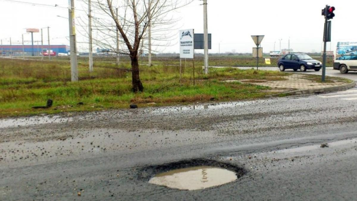 Câţiva clujeni şi-au reparat singuri strada pe care locuiesc, în semn de protest faţă de incompetenţa Primăriei