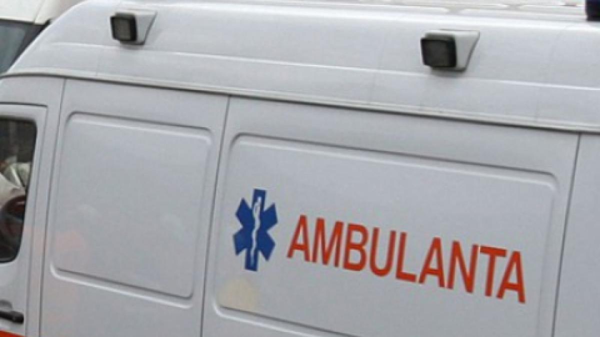 O ambulanţă care transporta la spital o femeie însărcinată, implicată într-un accident rutier