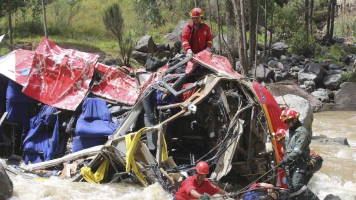 Peru. Cel puţin 33 de persoane au murit după ce un autocar a căzut de la 200 de metri într-o prăpastie