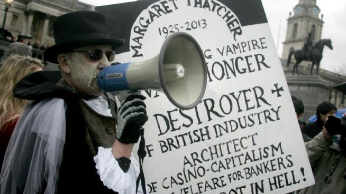 Sute de persoane s-au reunit în Trafalgar Square pentru a CELEBRA decesul fostului premier Margaret Thatcher