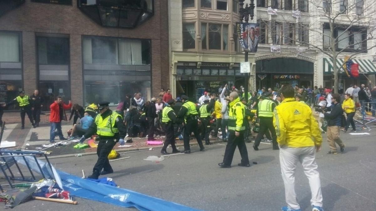 ATACUL cu BOMBĂ din BOSTON. Imagini şocante, postate pe Twitter, de martorii la teribilul eveniment