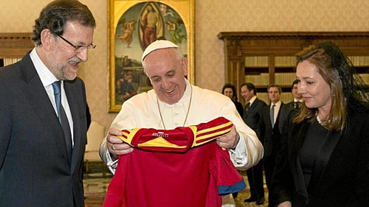 Microbistul Papa Francisc a primit în dar un tricou semnat de toţi membrii echipei naţionale a Spaniei