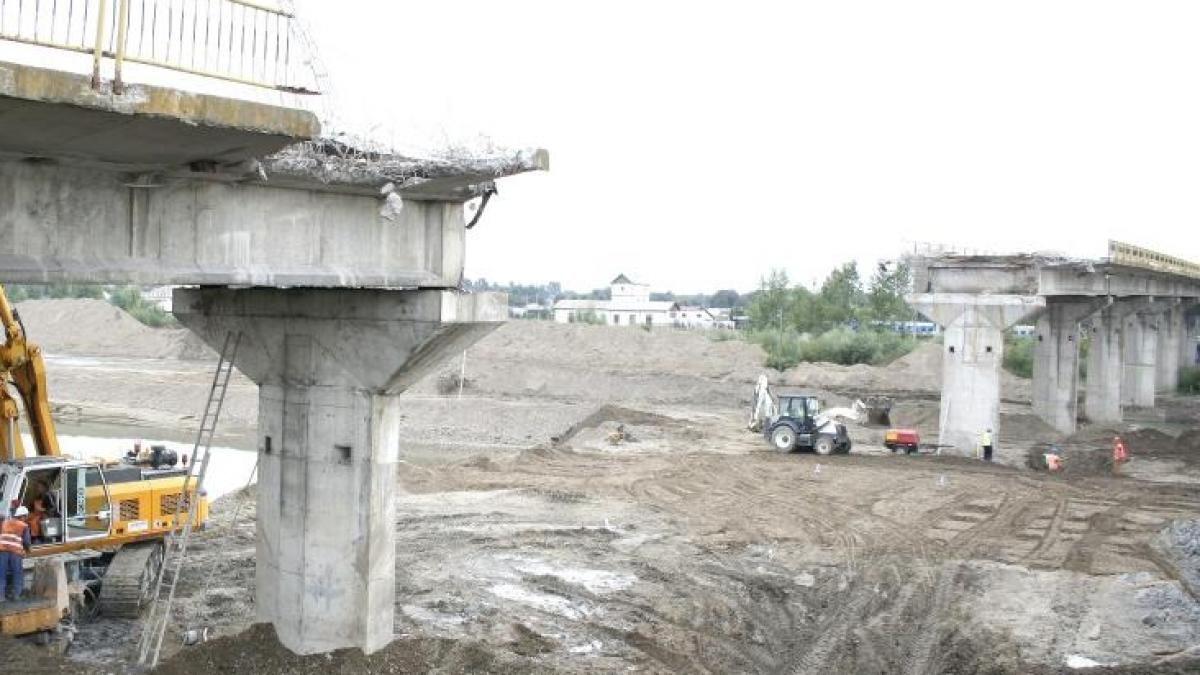 În România se construieşte în ritm de melc. Lucrările începute în 1995 la un pod peste Siret vor fi reluate în acest an